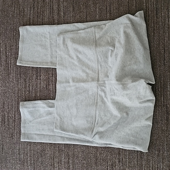 Lululemon Gray crops, Size 6 - Picture 4 of 9